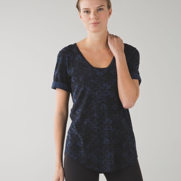 Lululemon Love Tee II - Windy Blooms Deep Navy Black - 8 - Picture 1 of 11